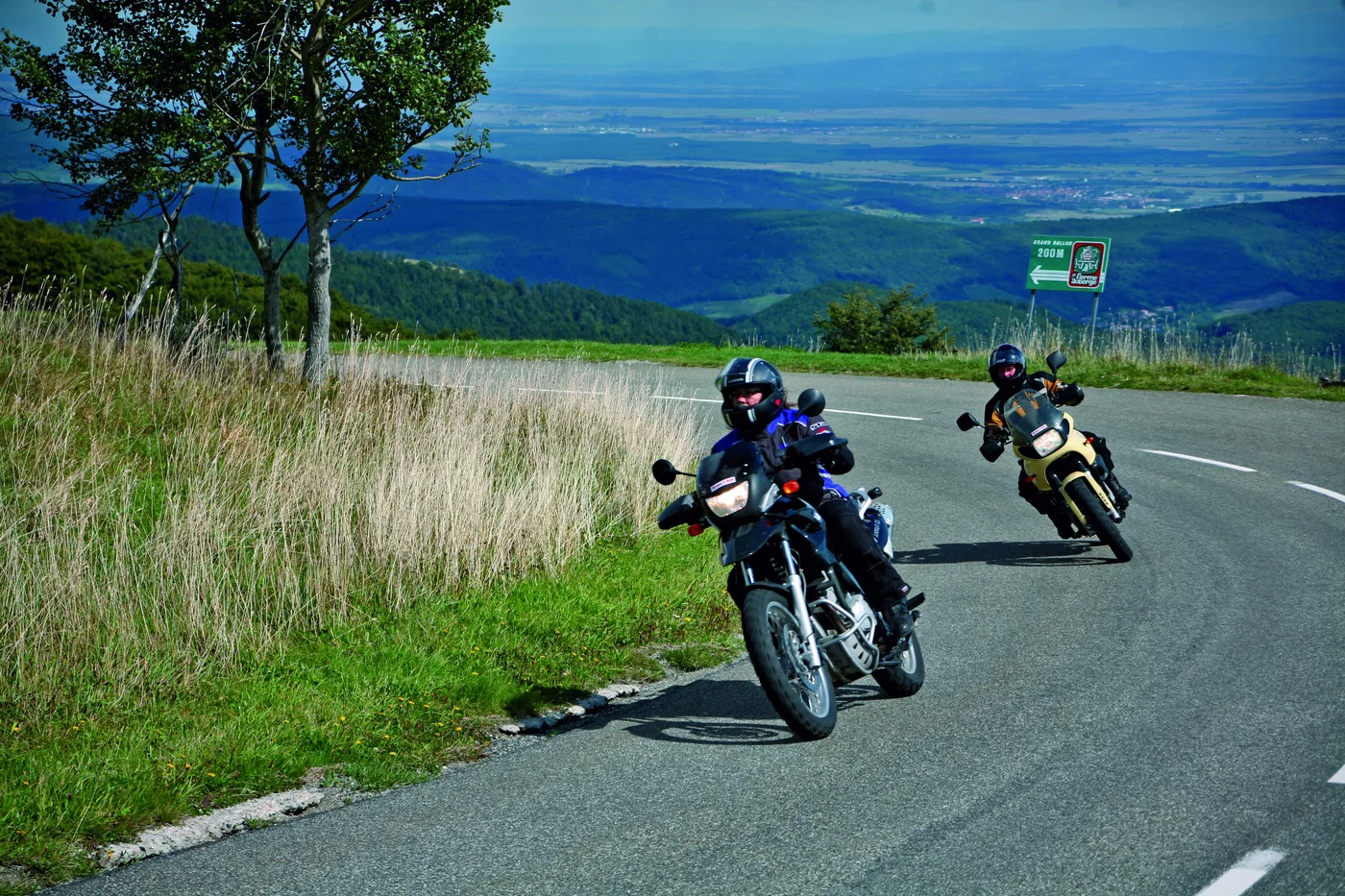 Zwei Motorräder auf einer Höhenstraße mit weitem Blick über die Vogesenkämme