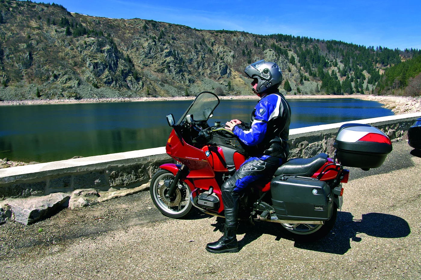 Motorrad an der Ufermauer des Lac Blanc Motorrad an der Ufermauer des Lac Blanc