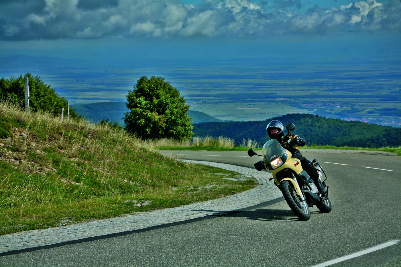 Motorrad in einer Kurve auf einer kurvigen Höhenstraße der Vogesen Motorrad in einer Kurve auf einer kurvigen Höhenstraße der Vogesen